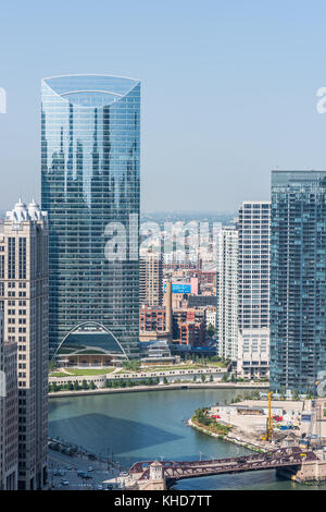 Vue aérienne de la rivière Chicago à Wolf Point, et création de points de la rivière. Banque D'Images