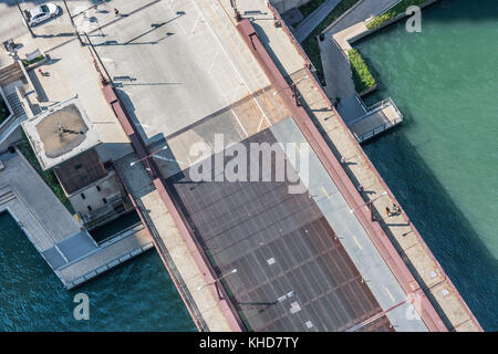 Vue aérienne de Dearborn Street Bridge et la rivière Chicago. Banque D'Images