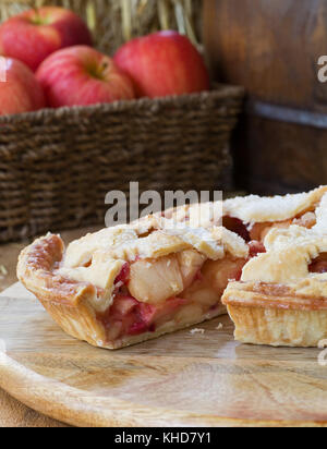 Tranche de gâteau pommes canneberges et sur un plateau en bois Banque D'Images