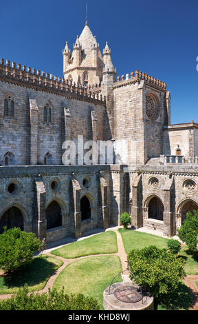 Cloître de la cathédrale d'Evora, la basilique se Catedral de Nossa ...