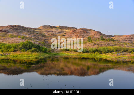 Paysage avec le lac de montagnes à Jodhpur (Inde). Banque D'Images