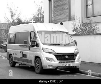 Novembre 2017 - Le camping-car garé dans une rue résidentielle, comme le propriétaire n'a pas de stationnement hors rue dans un environnement suburbam. Banque D'Images