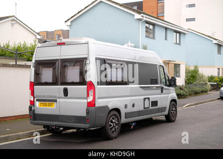 Novembre 2017 - Le camping-car garé dans une rue résidentielle, comme le propriétaire n'a pas de stationnement hors rue dans un environnement suburbam. Banque D'Images