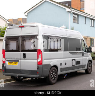 Novembre 2017 - Le camping-car garé dans une rue résidentielle, comme le propriétaire n'a pas de stationnement hors rue dans un environnement suburbam. Banque D'Images