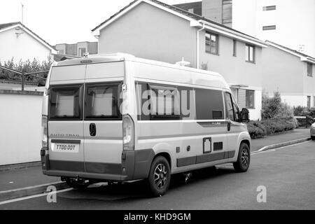 Novembre 2017 - Le camping-car garé dans une rue résidentielle, comme le propriétaire n'a pas de stationnement hors rue dans un environnement suburbam. Banque D'Images