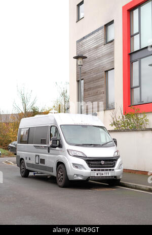 Novembre 2017 - Le camping-car garé dans une rue résidentielle, comme le propriétaire n'a pas de stationnement hors rue dans un environnement suburbam. Banque D'Images