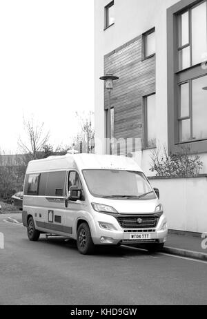 Novembre 2017 - Le camping-car garé dans une rue résidentielle, comme le propriétaire n'a pas de stationnement hors rue dans un environnement suburbam. Banque D'Images