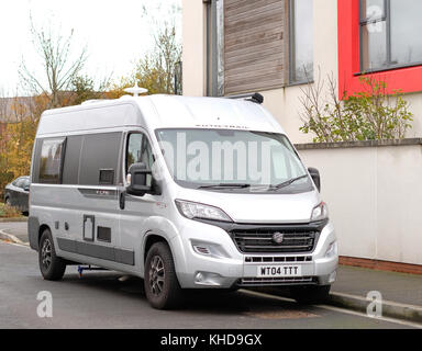 Novembre 2017 - Le camping-car garé dans une rue résidentielle, comme le propriétaire n'a pas de stationnement hors rue dans un environnement suburbam. Banque D'Images