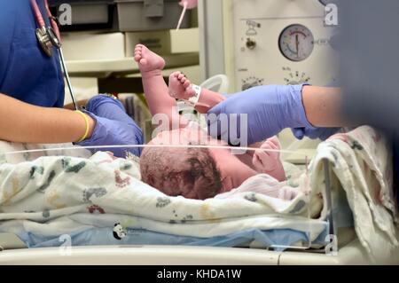 Bébé nouveau-né étant partis aussitôt après la naissance Banque D'Images