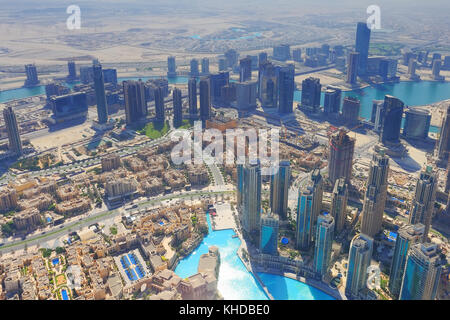 Le centre-ville de Dubai à partir de ci-dessus. vue depuis le Burj Khalifa sur un matin ensoleillé. Banque D'Images