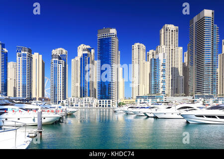 Quartier avec des gratte-ciel et marina de Dubaï. luxury white disponibles dans le quartier de la baie de marina de Dubaï. Banque D'Images