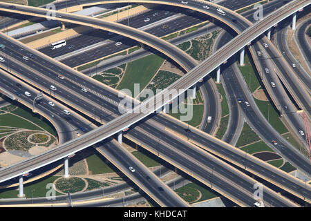 Carrefour avec des voitures à partir de ci-dessus. Le nouveau trafic junction à Dubaï. Banque D'Images