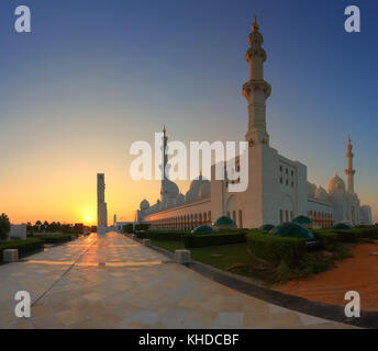 La mosquée Sheikh Zayed à Abu Dhabi au coucher du soleil. soleil du soir illuminer murs blancs sur la mosquée d'Abu Dhabi. Banque D'Images