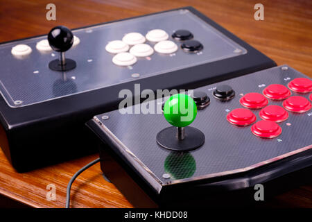 Joystick arcade réel sur table en bois Banque D'Images