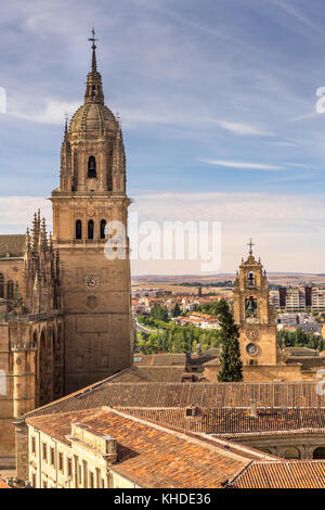 Plus de regarder nouveau clocher de la cathédrale de Salamanque et environs de la clerecia à Salamanque Castille et Leon Espagne Banque D'Images