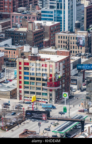 Vue aérienne de l'intersection de LaSalle et de l'Ontario dans les rues au nord de la rivière. Banque D'Images