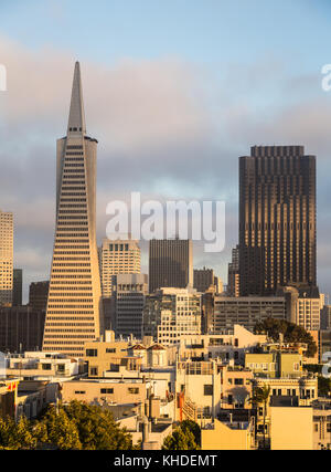 Coucher de soleil sur san francisco financial district du haut de Telegraph Hill en Californie, USA Banque D'Images