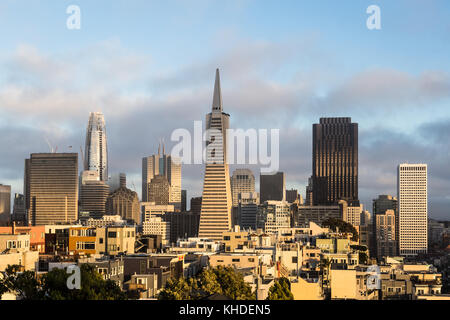 Coucher de soleil sur san francisco financial district du haut de Telegraph Hill en Californie, USA Banque D'Images