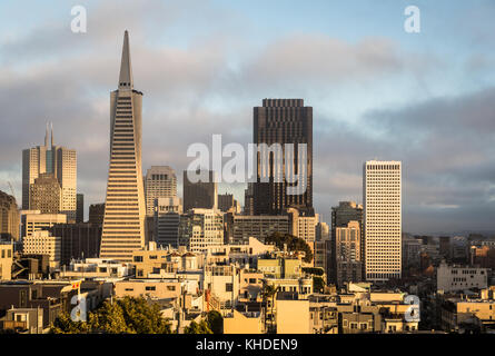 Coucher de soleil sur san francisco financial district du haut de Telegraph Hill en Californie, USA Banque D'Images