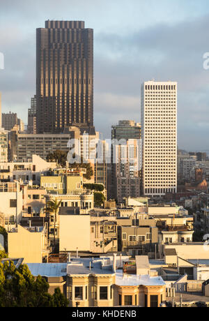Coucher de soleil sur san francisco financial district du haut de Telegraph Hill en Californie, USA Banque D'Images