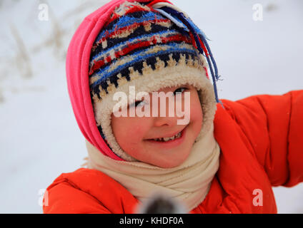 Portrait de belle petite fille dans l'hiver Banque D'Images