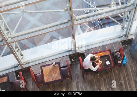 Déjeuner d'affaires, top view of businessman eating in cafe, high angle de cantine pour les employés Banque D'Images