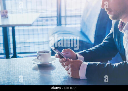 L'homme à l'aide de mobile phone, Close up of hands holding smartphone, la communication en ligne sur les réseaux sociaux concept Banque D'Images