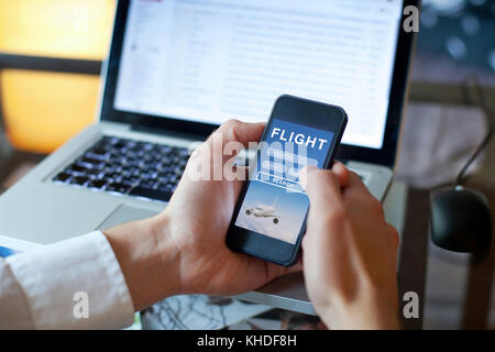 Vols de recherche sur l'application mobile, réservation en ligne des billets d'avion Banque D'Images