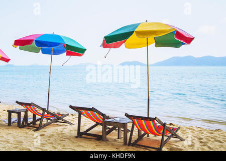 Colorful parasols et chaises longues sur la plage Banque D'Images