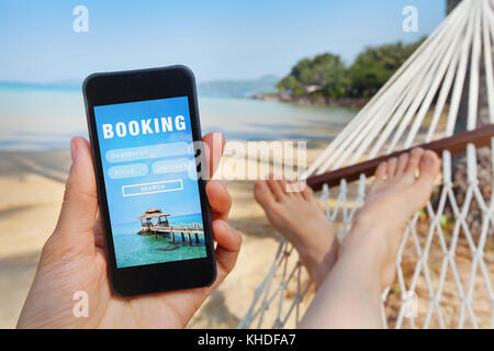 Réservation de voyages, hôtels et réservation de vols sur l'écran de smartphone Banque D'Images
