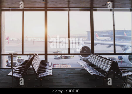 L'intérieur moderne de l'aéroport avec de grandes fenêtres Banque D'Images