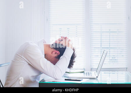 Épuisement émotionnel, homme d'affaires fatigué sur le lieu de travail dans le bureau, concept de stress Banque D'Images