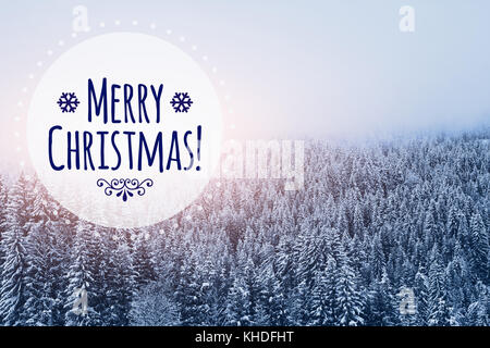 Carte de joyeux Noël en hiver la forêt enneigée background Banque D'Images