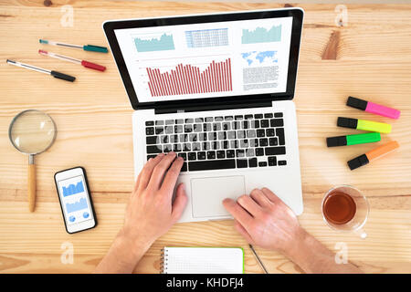L'analyse de données financières et de l'entrepreneur de son rendement sur l'écran de démarrage d'ordinateur portable Banque D'Images