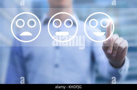 Concept de satisfaction client, enquête sur l'écran tactile avec smileys Banque D'Images