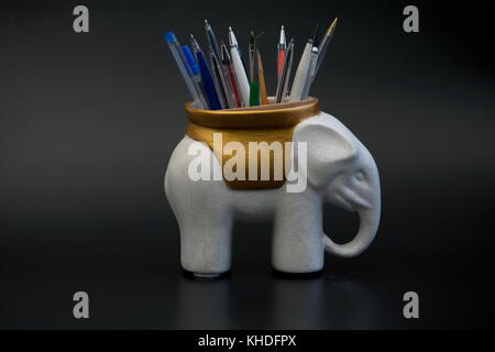L'éléphant blanc, porte-crayons sur fond noir Banque D'Images