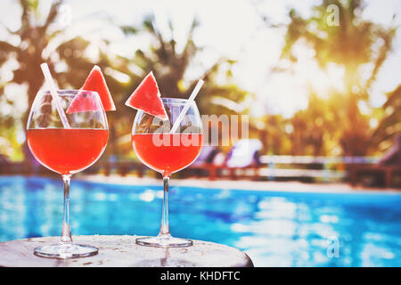 Deux verres de cocktail exotique on tropical beach Banque D'Images