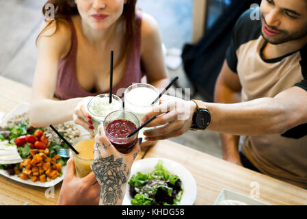 Les amis clinking glasses tout en dînant ensemble dans un restaurant Banque D'Images