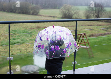 Parapluie enfant avec l'extérieur dans la pluie Banque D'Images