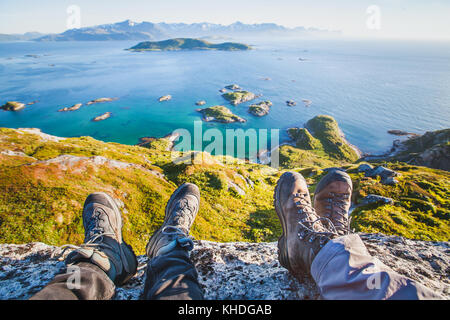 Pieds de personnes randonneurs se détendre en haut de la montagne, voyage d'arrière-plan, des chaussures de randonnée Banque D'Images