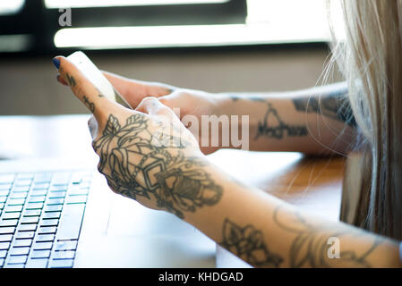 Close-up of woman's hands holding smartphone Banque D'Images