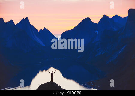 Les gens et la nature, la silhouette de la personne avec les mains posées sur le magnifique paysage de montagne au coucher du soleil Banque D'Images