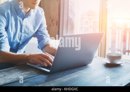 Entrepreneur travaillant sur ordinateur portable, en ligne à l'aide de l'homme ordinateur à la maison Banque D'Images