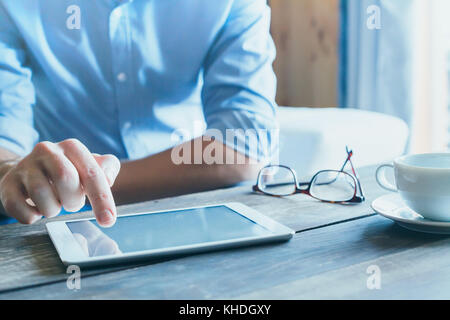 Man using digital tablet computer, Close up de la main, du commerce et de la technologie contexte with copy space Banque D'Images