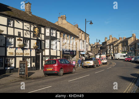 Le Golden Lion pub dans Market Place, Barnard Castle, dans le comté de Durham, England, UK Banque D'Images