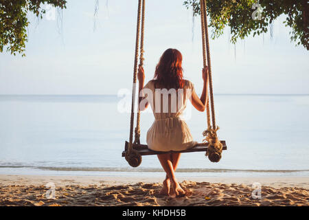 Belle belle femme assise sur l'oscillation de l'été sur sunny beach tropical dream concept, psychologie Banque D'Images