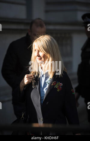 Whitehall, Londres, Royaume-Uni. 6 novembre 2017. Whip en chef du Nouveau Parti Conservateur Esther McVey arrive à Downing Street. Sur la photo : Esther McVey quitte Downing Street Banque D'Images