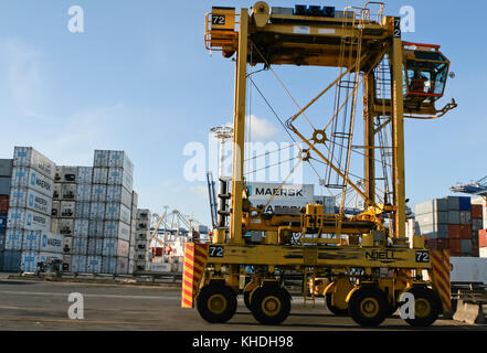 Auckland, Nouvelle-Zélande - 17 avril 2012 : un poste de transporteur et noell pile de conteneurs Maersk au port d'Auckland. Banque D'Images