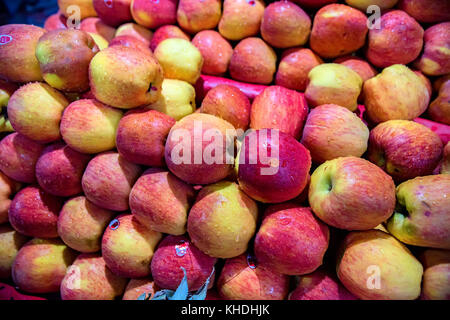 Pommes rouges sur la table Banque D'Images