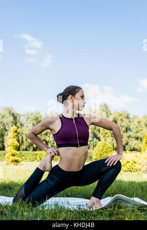 Femme en pose de pingouin Banque D'Images